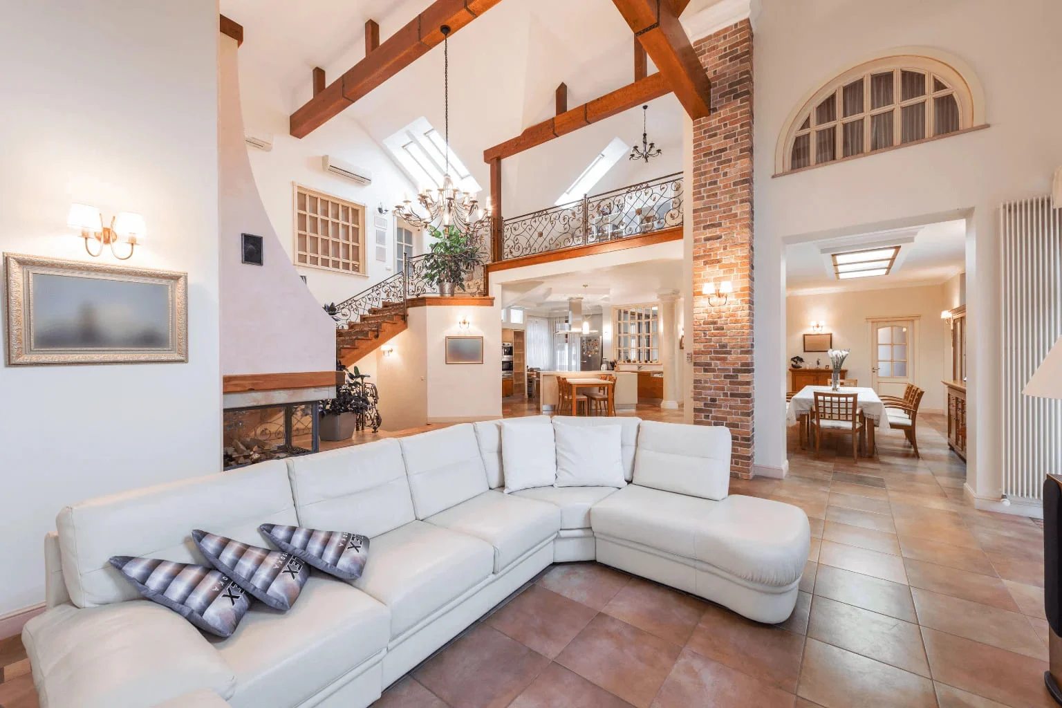 Best Luxury Homes in Clayton luxury modern living room