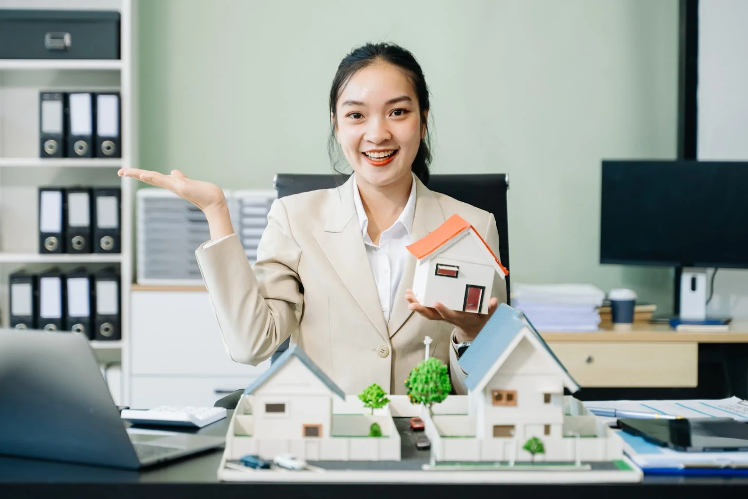 Common First-Time Homebuyer Mistakes in Walnut Creek a real estate agent holding a house model